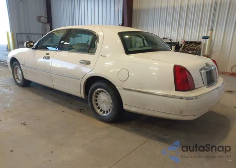 1999 Lincoln Town Car Executive z USA, uszkodzony, nr VIN 1LNHM81W4XY681649
